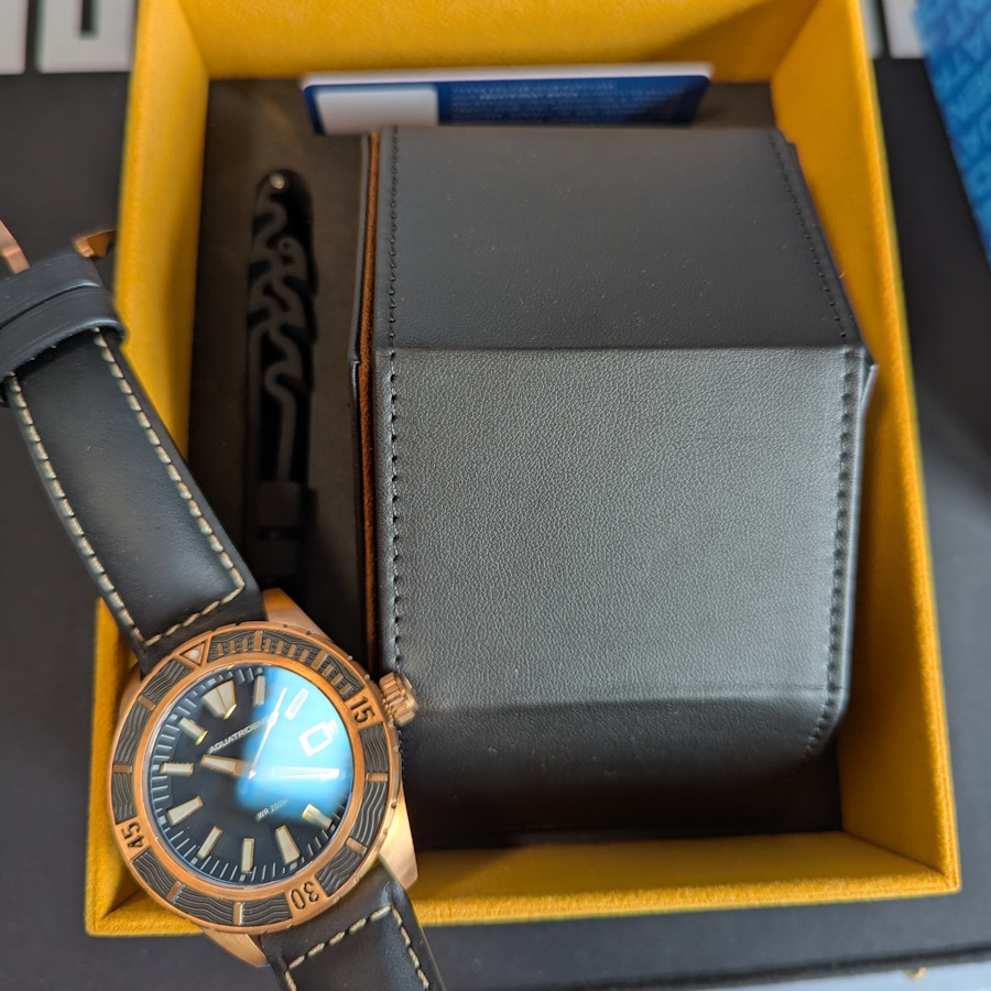 packaging Aquatrident Helmsman Bronze