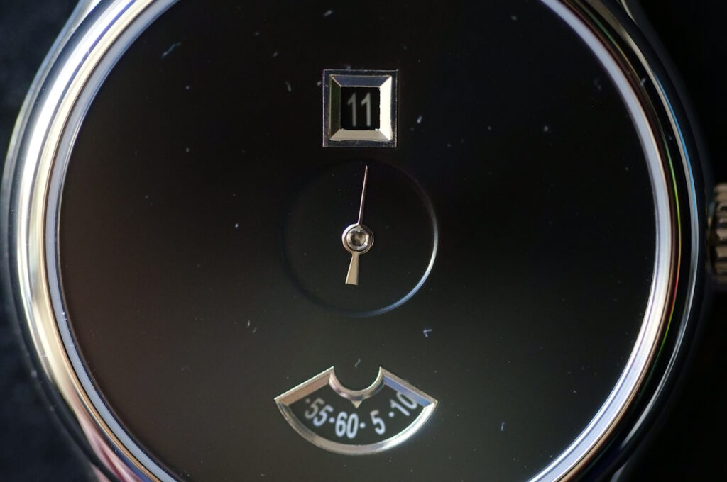 Omnis Initiale Jump Hour dial