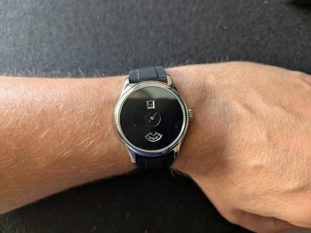 Omnis Initiale Jump Hour wristshot