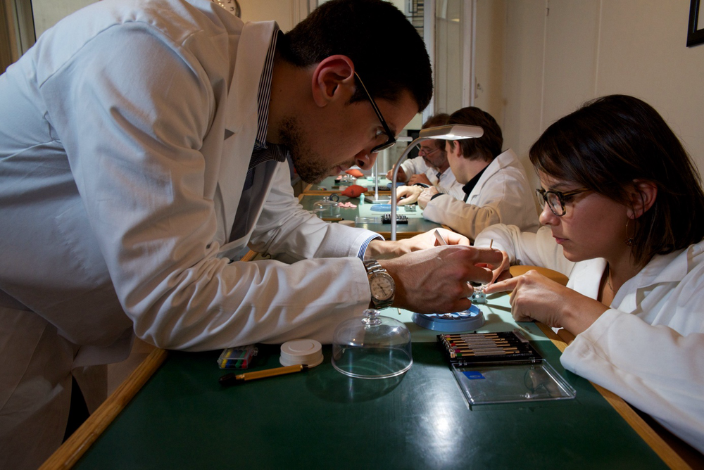 L'atelier Basic Time présente une initiation à l'horlogerie pour comprendre un mouvement mécanique à Paris.