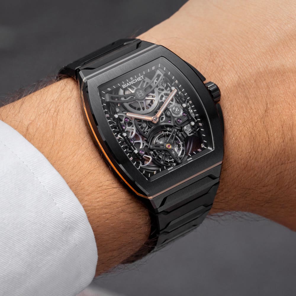 La Bianchet UltraFino Tonneau Black Ceramic and Gold montre son architecture ouverte et son tourbillon volant.