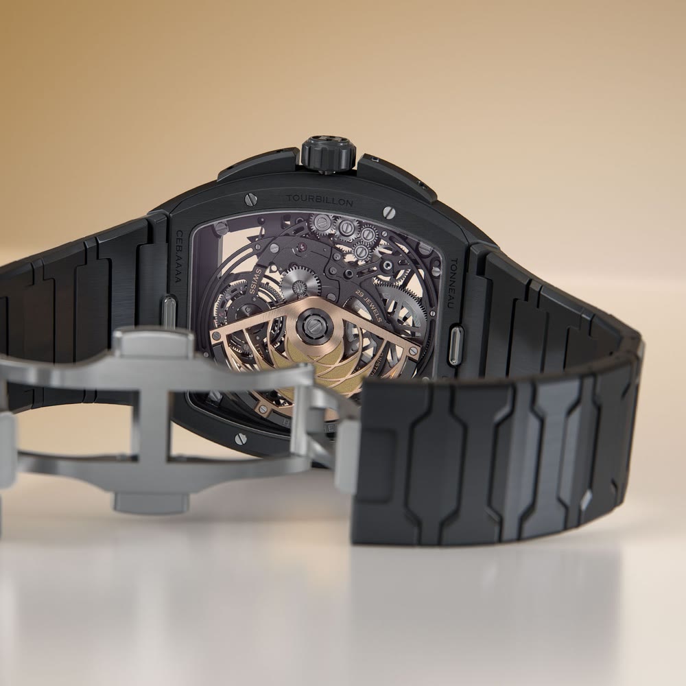 Au poignet, la Bianchet UltraFino Tonneau Black Ceramic and Gold met en avant son bracelet intégré en céramique noire.