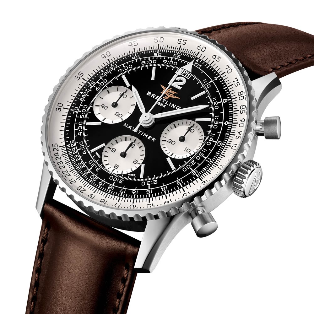 La Navitimer en acier souligne ses proportions de 41 mm et sa lunette de navigation bidirectionnelle.