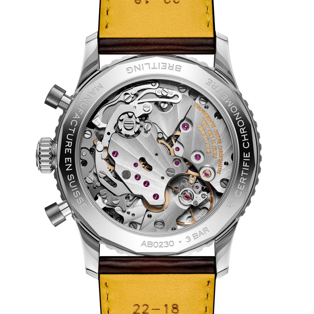 La Breitling Navitimer conserve son identité de montre de pilote avec règle à calcul et cadran technique.