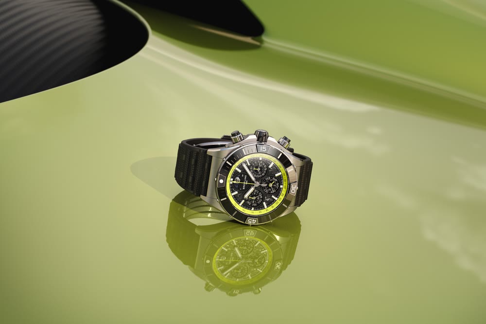 Les deux Breitling Super Chronomat liées à Aston Martin se distinguent par leurs tailles et leurs fonctions.