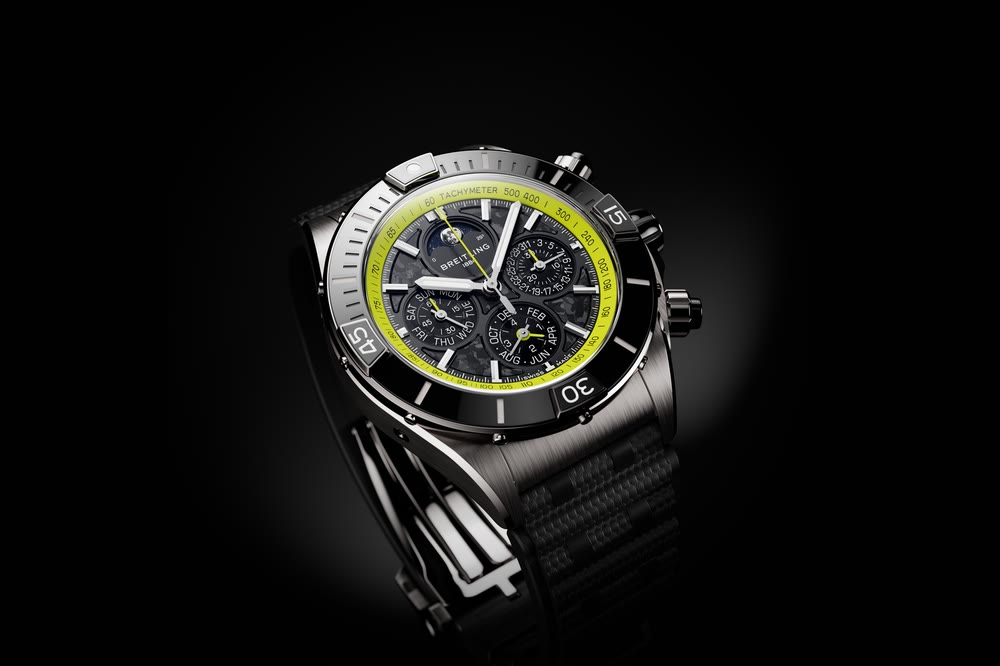 Détails de Breitling Super Chronomat : carbone, bracelet sport et touches de couleur évoquent l’univers Aston Martin.