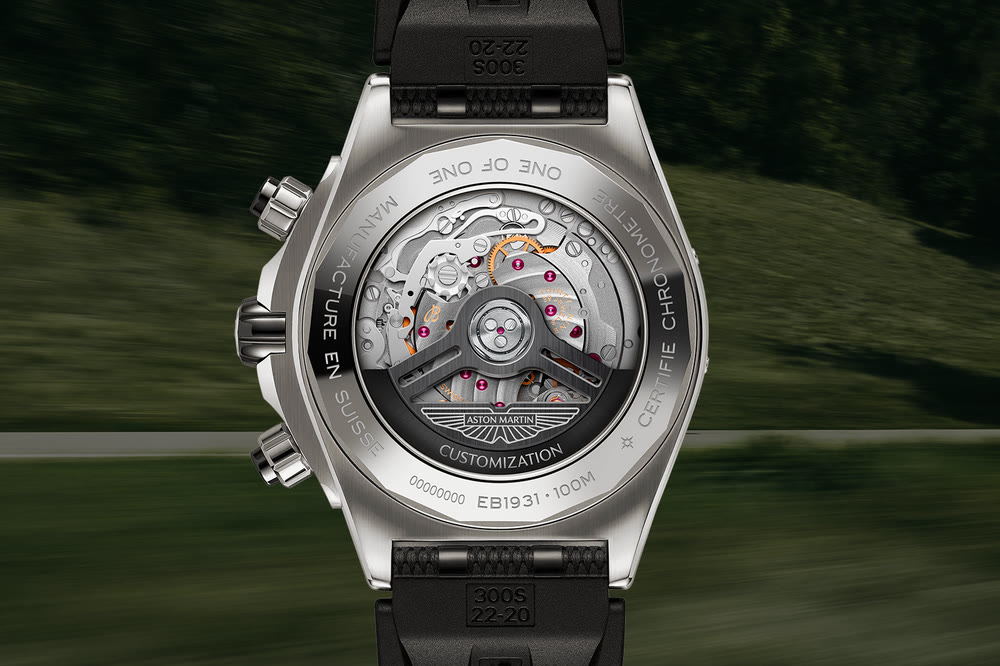 Breitling Super Chronomat équipée du calibre manufacture 19, pensée pour un port confortable grâce à son bracelet adapté.