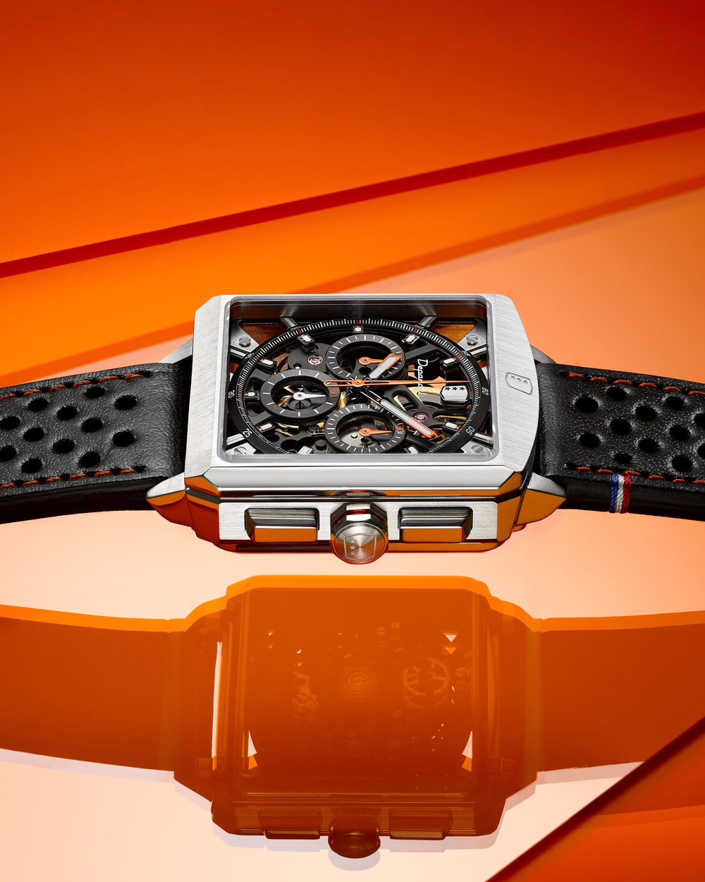 Vue rapprochée de la Depancel Série-R Chronograph Skeleton avec son boîtier compact et ses lignes tendues