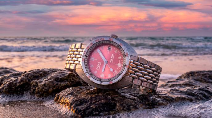La DOXA SUB 200T Afterglow présente un cadran rose inspiré du ciel de Naples au crépuscule.