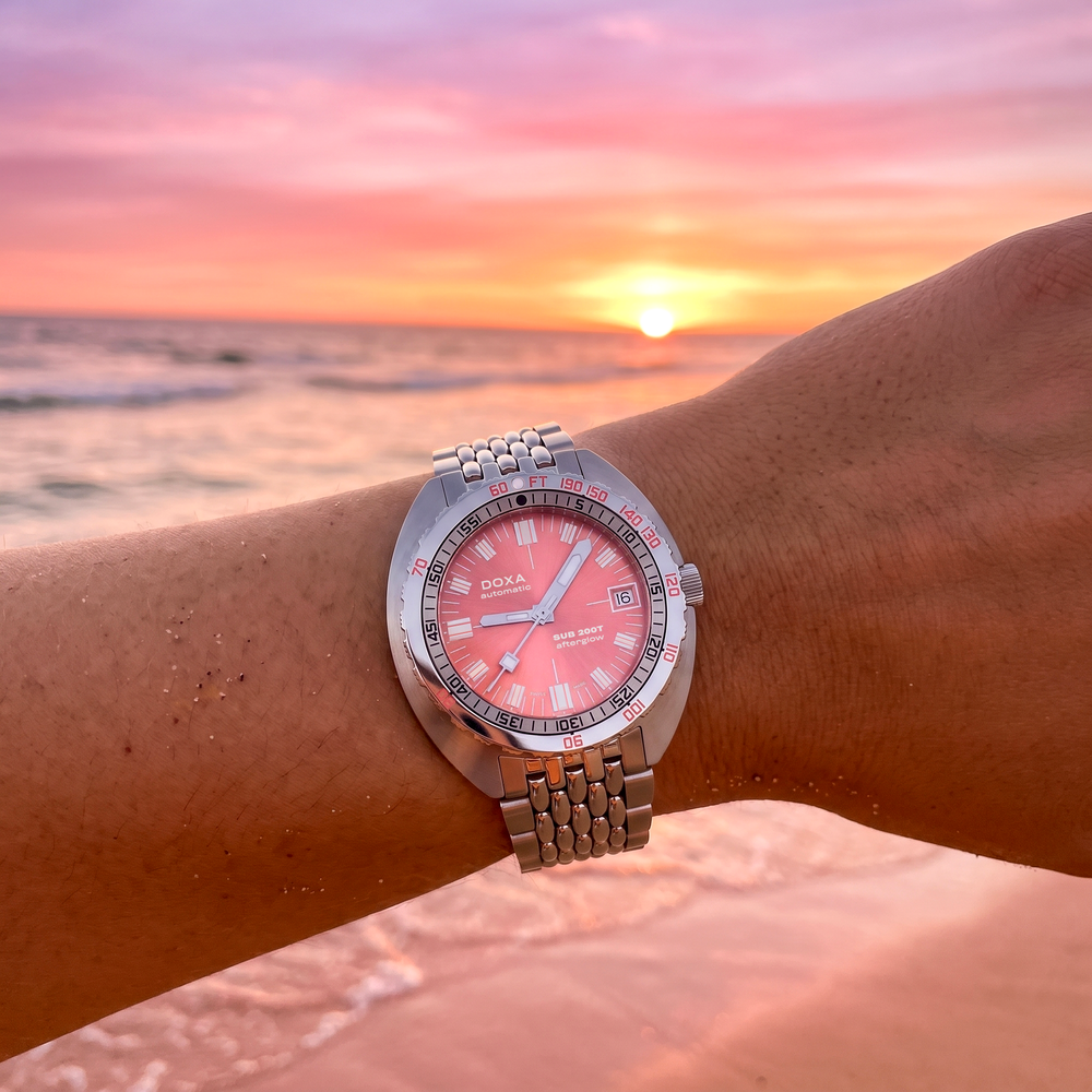 La montre de plongée DOXA SUB 200T Afterglow met en avant son boîtier compact de 39 mm.