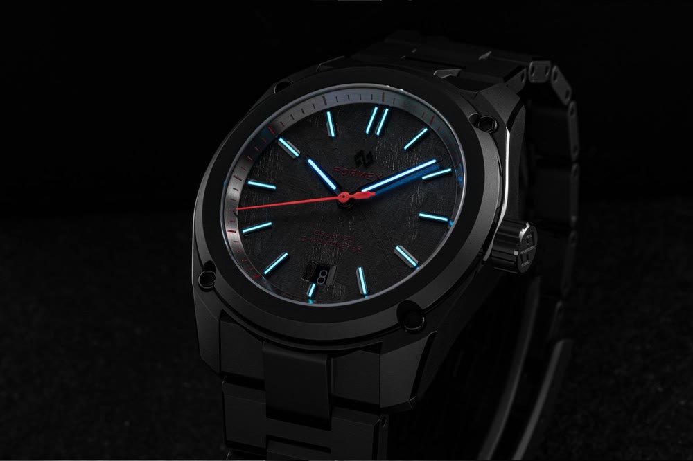 Formex Essence Ceramica Dark Matter RedShift : porté au poignet