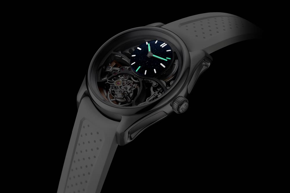 Le cadran aventurine de la H. Moser & Cie. Pioneer ressort dans l'obscurité avec ses détails lumineux