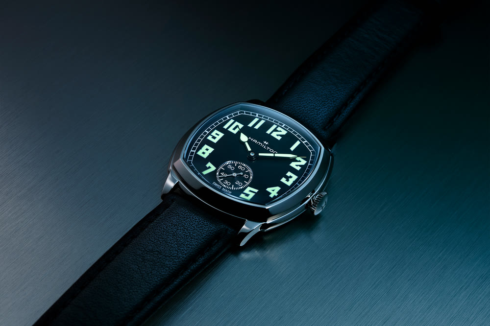 Boîtier cushion associe formes carrées et arrondies, caractéristique typique des montres apparues dans les années 1920.