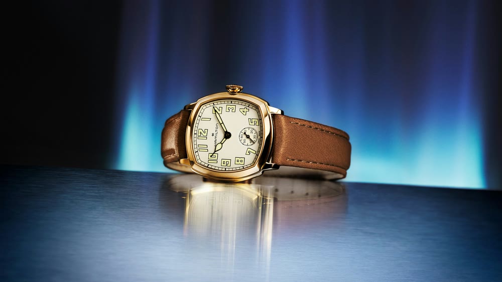 Vue rapprochée de la montre Hamilton American Classic Cushion Mechanical mettant en valeur son boîtier fin et ses proportions vintage.