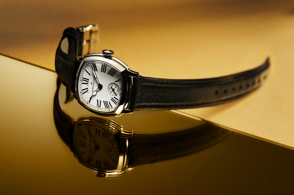 Montre mécanique à remontage manuel avec esthétique rétro des années 1920, idéale pour amateurs de montres vintage et traditionnelles.