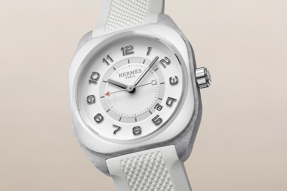 La H08 conserve son boîtier coussin de 39 mm et son bracelet caoutchouc dans une version sobre.