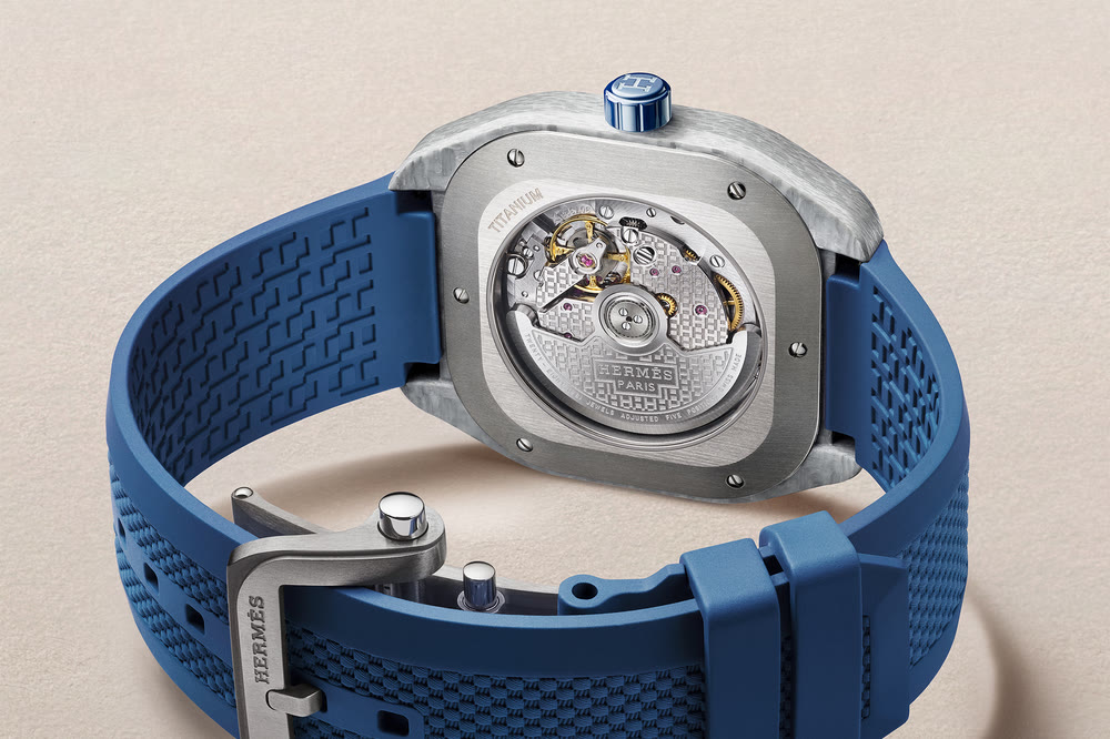 Des accents orange soulignent la H08 et renforcent la lisibilité sur ces deux déclinaisons Hermès.