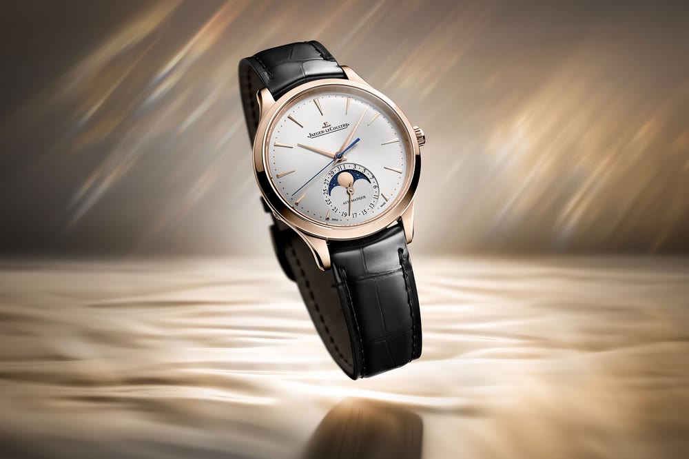 Vue de la Jaeger-LeCoultre Master Ultra Thin Moon 36 mm en or rose, mise en avant dans sa version compacte.