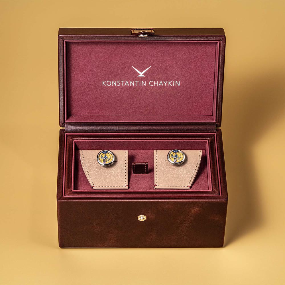 Détail du Konstantin Chaykin Master of Days révélant la mécanique miniature et son esprit de bouton de manchette mécanique.