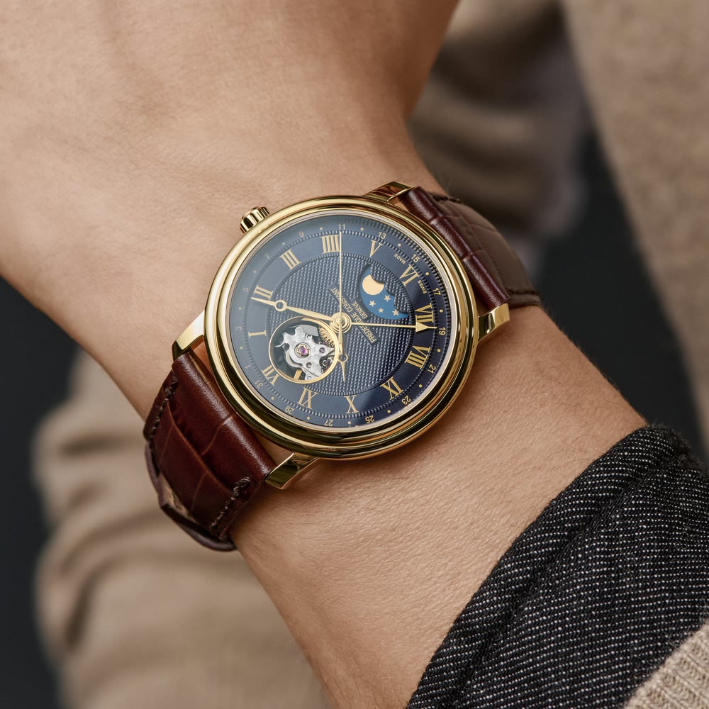 Le cadran bleu nuit de la Frederique Constant Classics Heart Beat Moonphase Date met en valeur ses détails