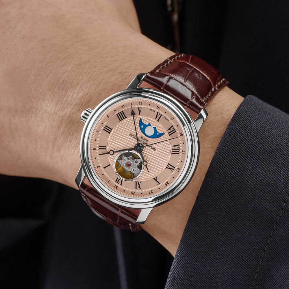 La montre Frederique Constant Classics Heart Beat Moonphase Date apparaît avec son bracelet en cuir brun