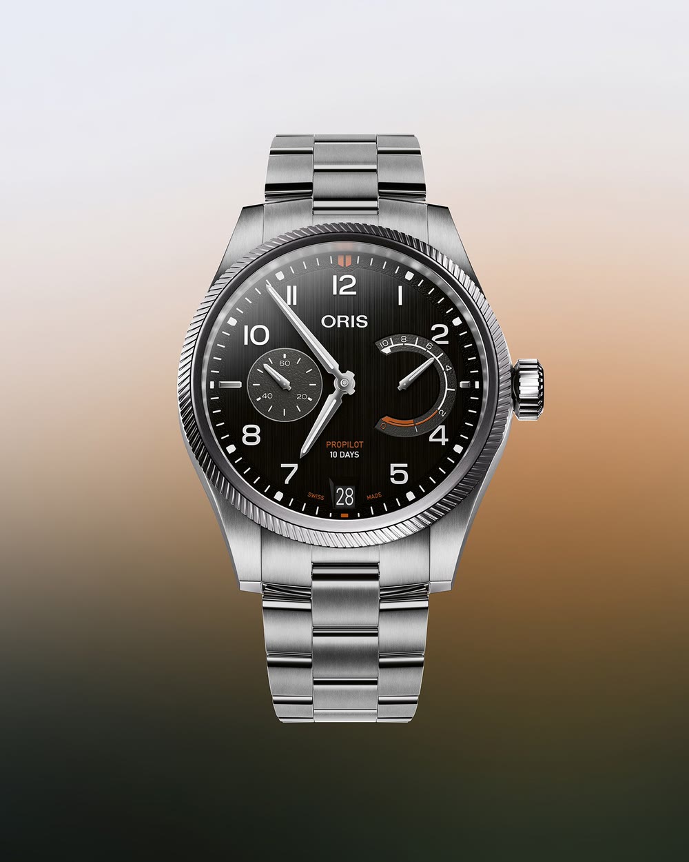 L'Oris ProPilot Calibre 111 se décline ici en cadran noir, avec des détails orange pour plus de contraste.
