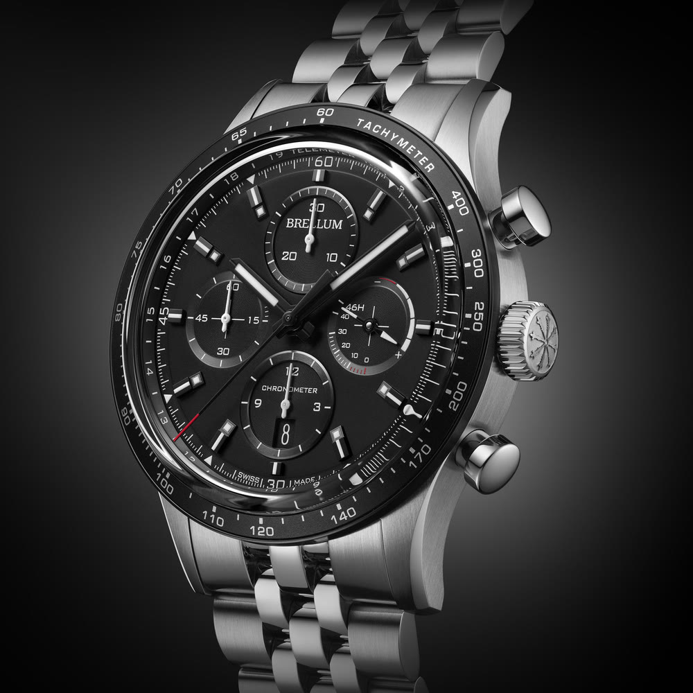 Montre Brellum Pandial Power Reserve Chronometer LE de face, cadran noir avec aiguilles rouges et boîtier acier inoxydable.