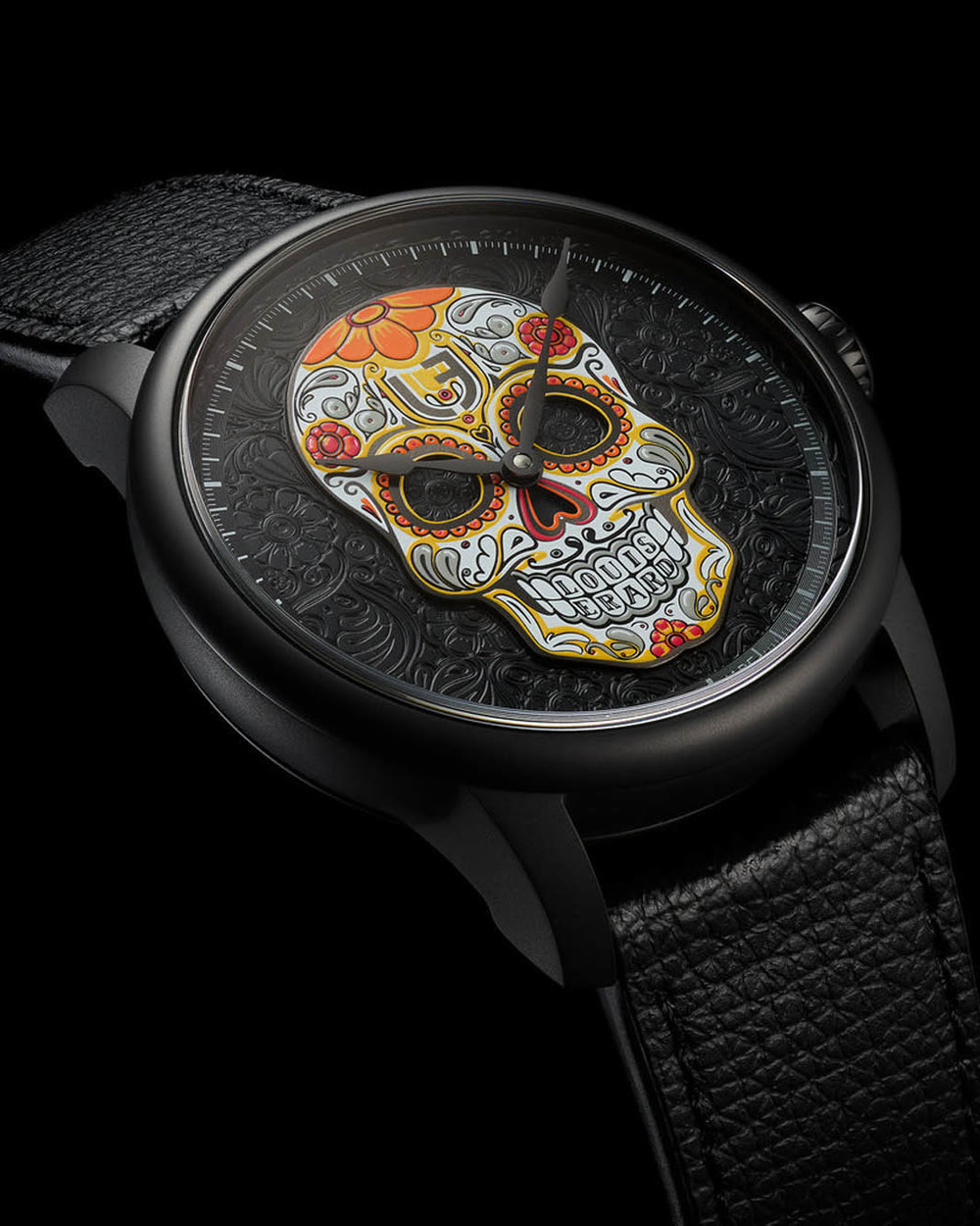 Le cadran crâne de la Louis Erard Dia De Los Muertos Black met en avant un décor floral et des couleurs contrastées.