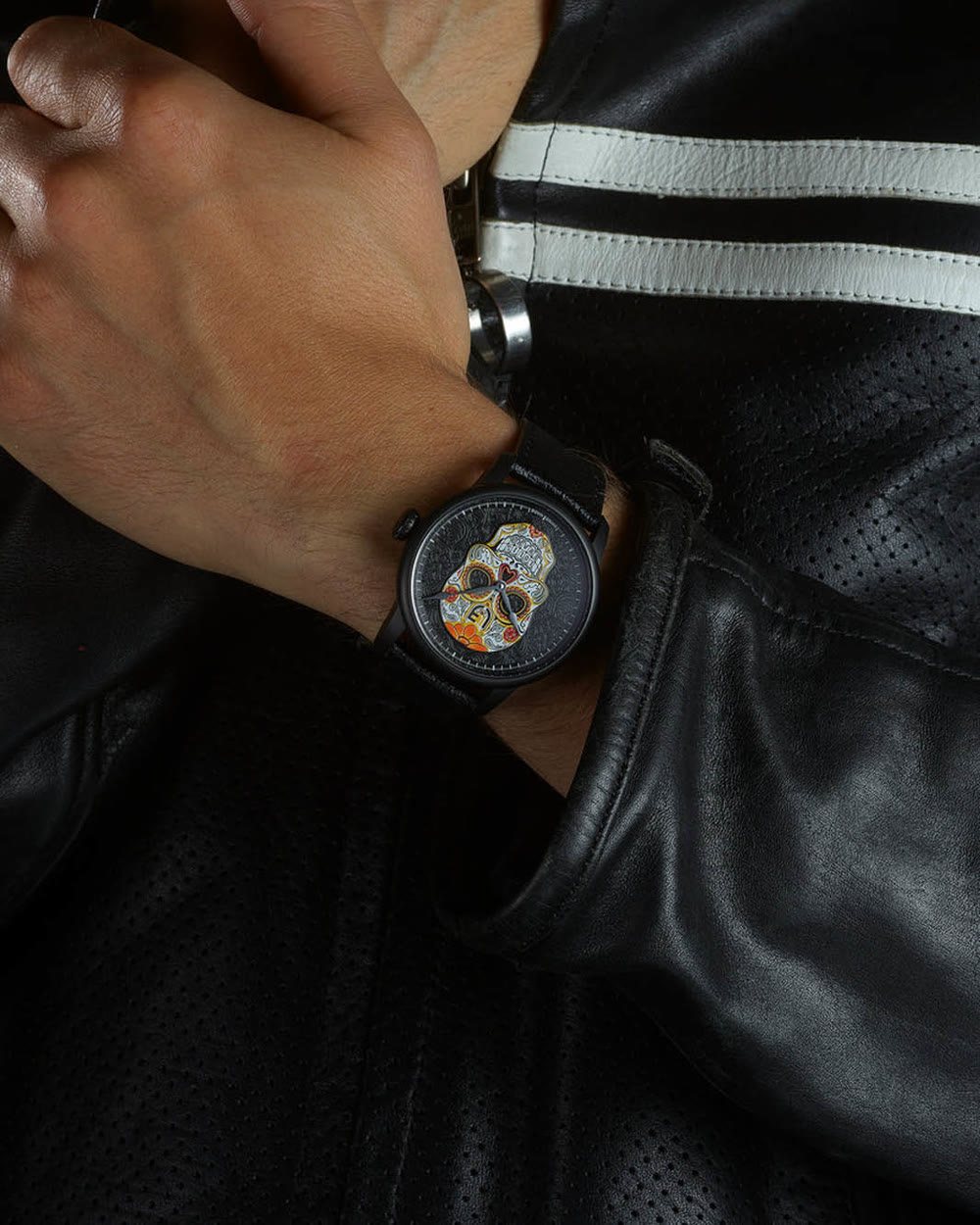 La montre Louis Erard Dia De Los Muertos Black affiche son boîtier noir de 42 mm et son style de pièce statement.