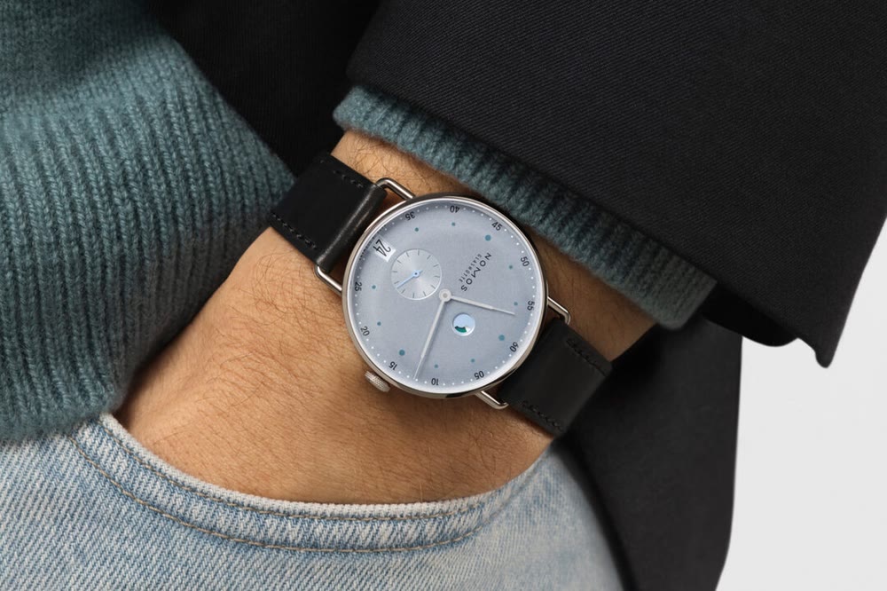 Nomos Metro Date Power Reserve Ice Blue : détail du boîtier