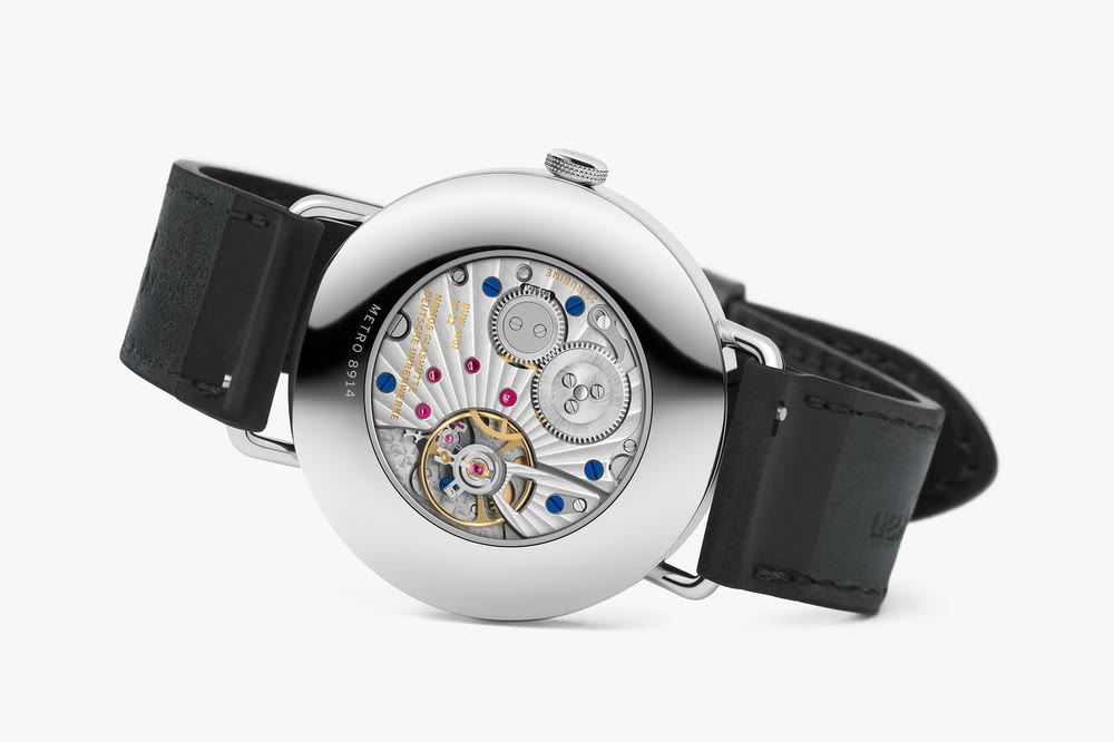 Nomos Metro Date Power Reserve Ice Blue : porté au poignet