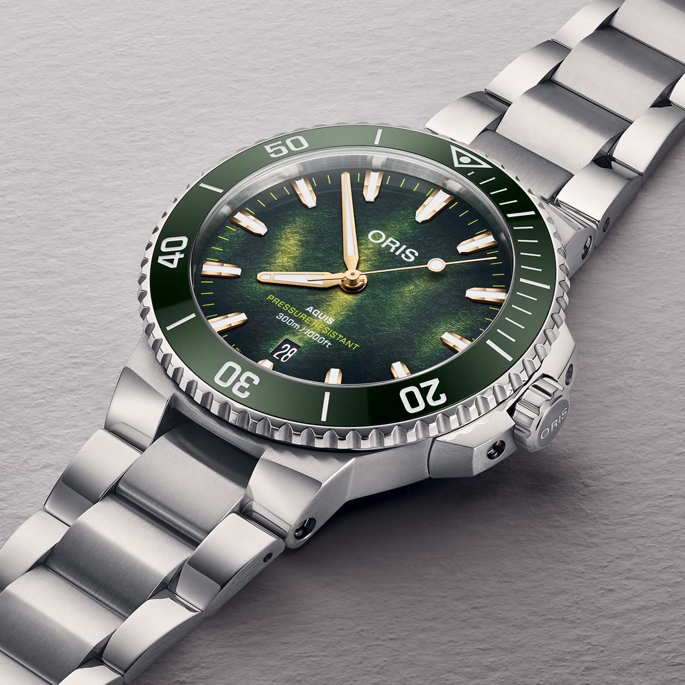 Cette image met en avant la montre de plongée Oris Aquis Date dans sa version Kelp Forest Limited Edition.