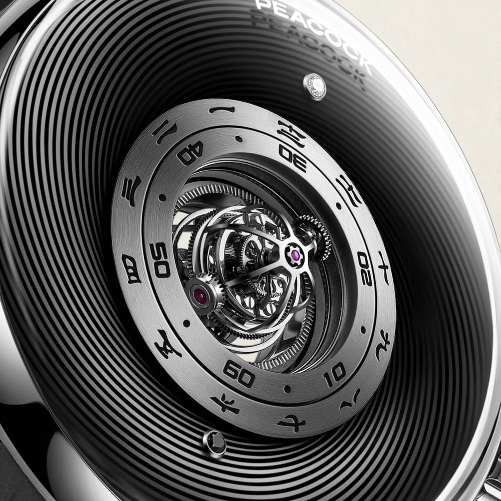 Vue de la Peacock Tai Chi Curved Guilloche, montrant le volume du boîtier et la présence du tourbillon