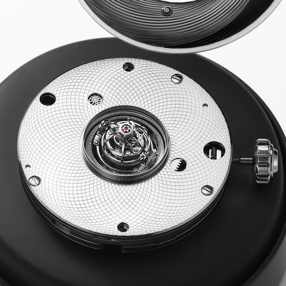 Le cadran de la Peacock Tai Chi Curved Guilloche met en scène un guilloché courbe autour du tourbillon