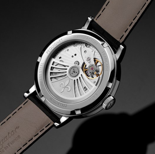 La Pequignet Attitude Onyx révèle son calibre Initial® à travers un fond transparent