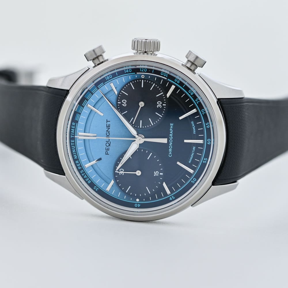 La Pequignet Royale Paris Chrono BPM montre son boîtier acier et son style chronographe sport chic.