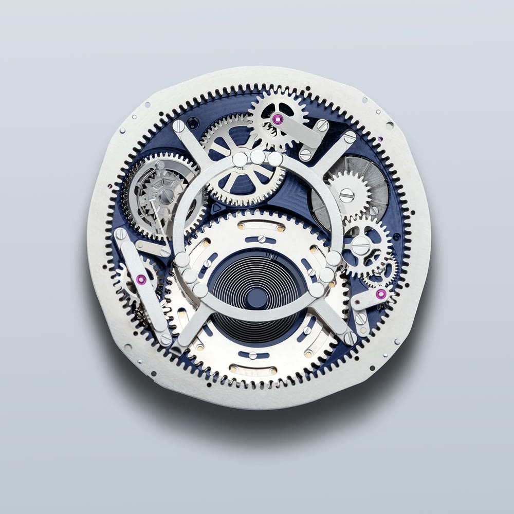 La Ressence TYPE 10 DN illustre l'évolution de la montre à bain d'huile avec un dessin plus anguleux.