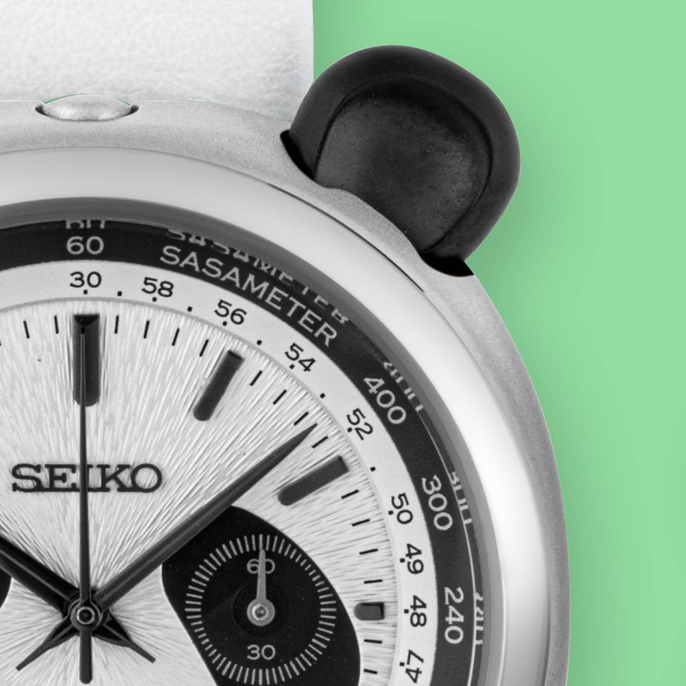 Détail du cadran panda dial de la Seiko Pandagraph HHK001 montrant les poussoirs en forme d'oreilles de panda
