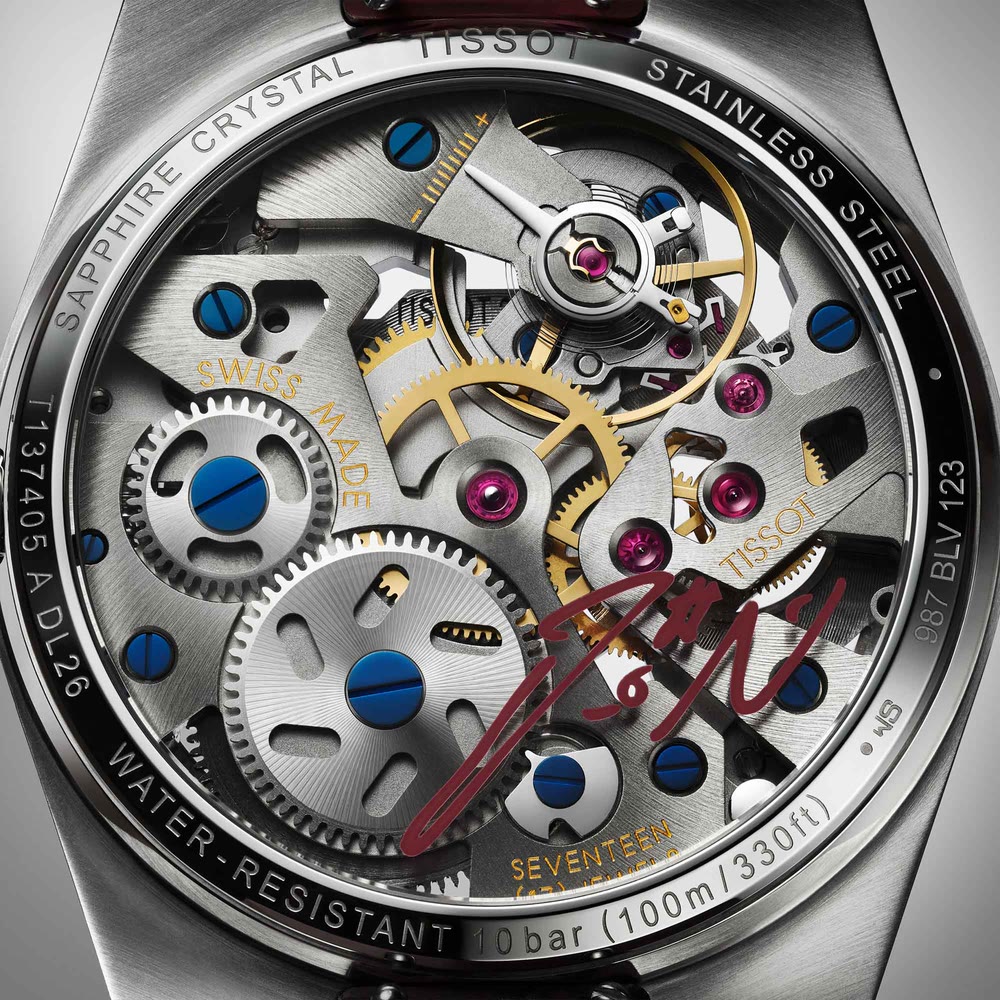 La Tissot PRX Skeleton Damian Lillard Special Edition se présente aussi comme une montre de poche grâce à son accessoire dédié.