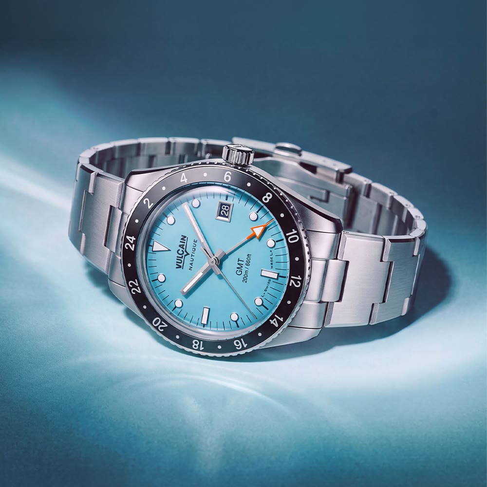 Détail de la Vulcain Skindiver Nautique GMT, entre lunette GMT 24 heures et style vintage de montre de plongée