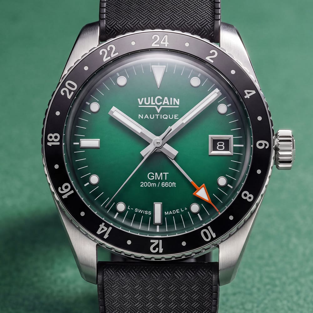 Trois versions colorées de la Vulcain Skindiver Nautique GMT, dont la teinte verte mise en lumière
