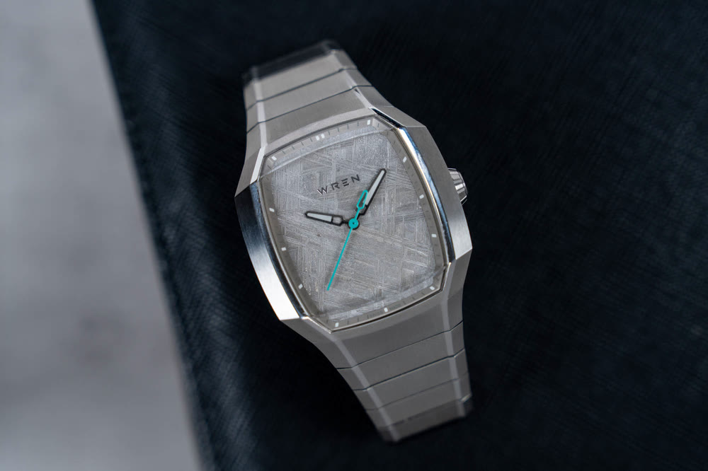 La Wren Vessel met en avant son style de montre sport intégrée au dessin anguleux et contemporain.