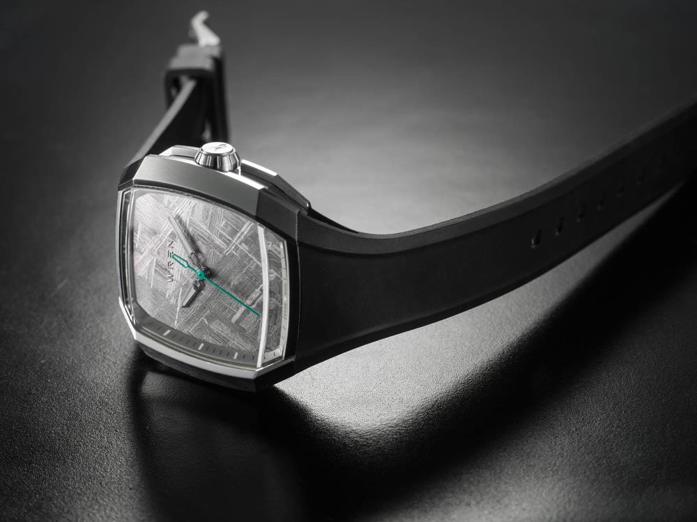 Vue de la Wren Vessel soulignant son boîtier tonneau et sa silhouette de montre sport intégrée.