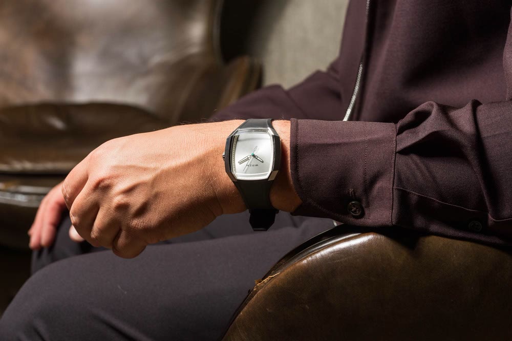 La Wren Vessel révèle ici l’équilibre entre cadran travaillé et bracelet intégré.