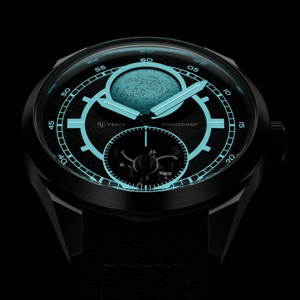 La Yema Spacegraf montre sa lecture astronomique et son tourbillon volant avec des détails lumineux bien visibles.