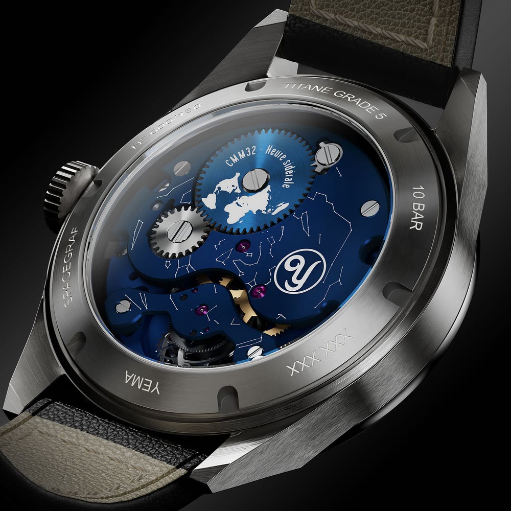 Le fond de la Yema Spacegraf laisse apparaître le calibre CMM.32 à travers le verre saphir.